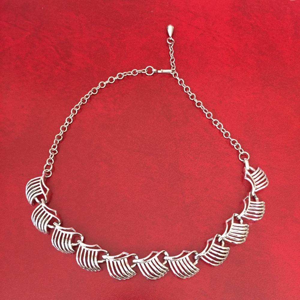Beautiful silver tone adjustable choker necklace